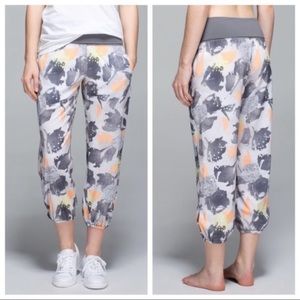 Lululemon Om Pant Mini Art Pop White Multi / Slate Gray High Rise Size 6